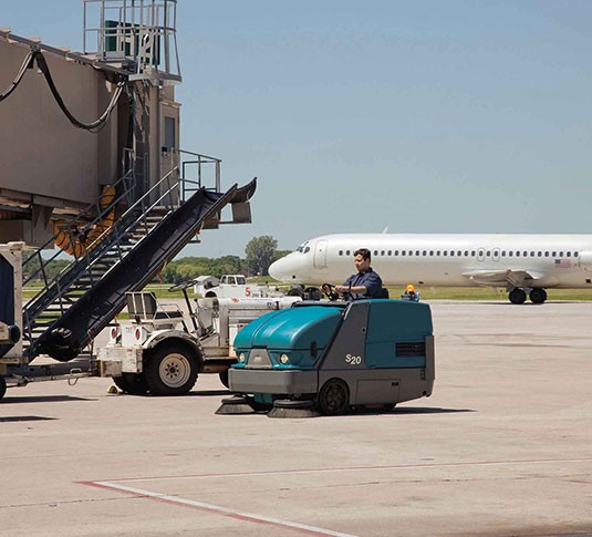 S20 Barredora compacta de conductor sentado alt 10